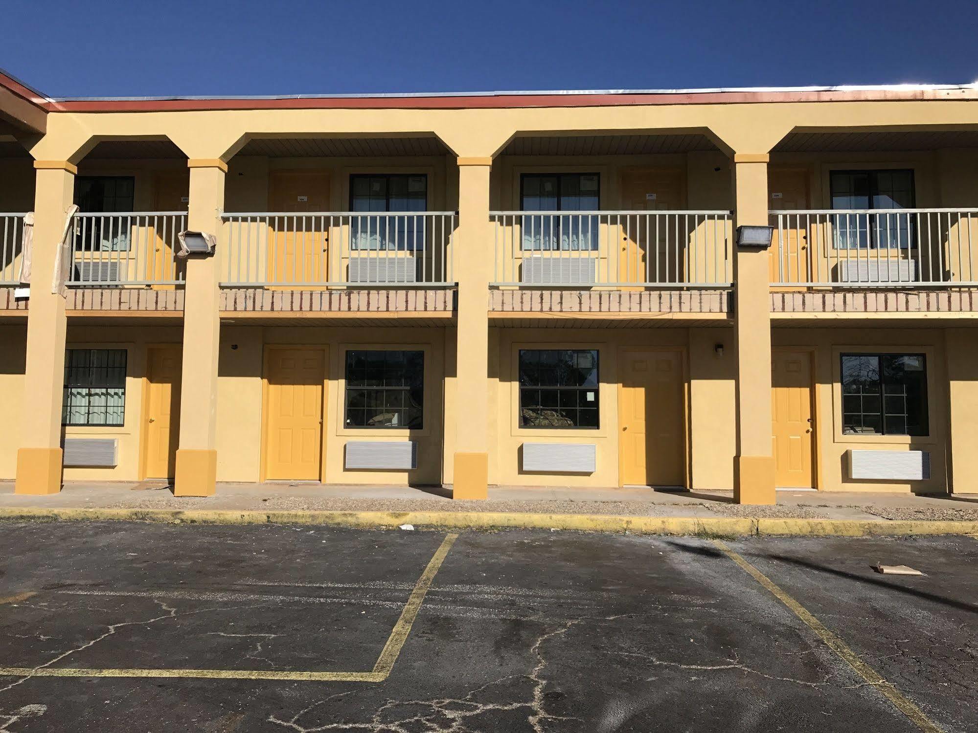 Отель Super 8 By Wyndham Palestine Tx Экстерьер фото